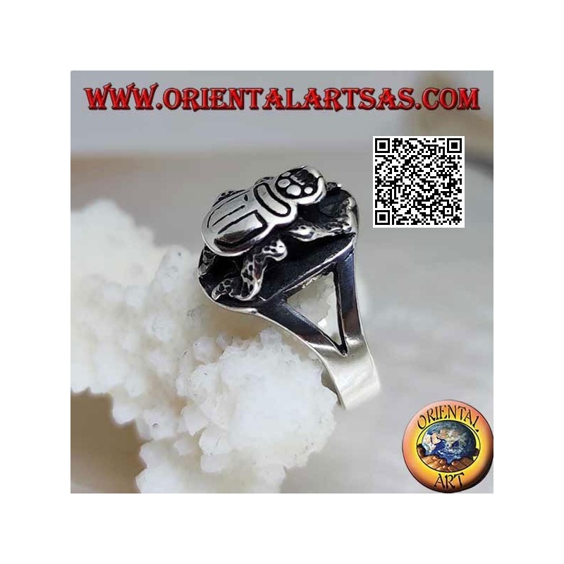 Silver ring with Egyptian scarab in relief and engraved inside