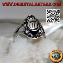 Silberring mit ägyptischem Skarabäus im Relief und innen eingraviert