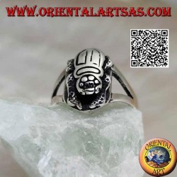 Anillo de plata con escarabajo egipcio en relieve y grabado en el interior