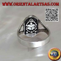 Anillo de plata con escarabajo egipcio en relieve y grabado en el interior