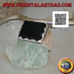 Anello in argento con onice rettangolare rialzata incorniciata e cordino laterale