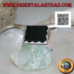 Bague en argent avec cadre onyx rectangulaire en relief et cordon latéral