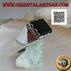 Bague en argent avec cadre onyx rectangulaire en relief et cordon latéral