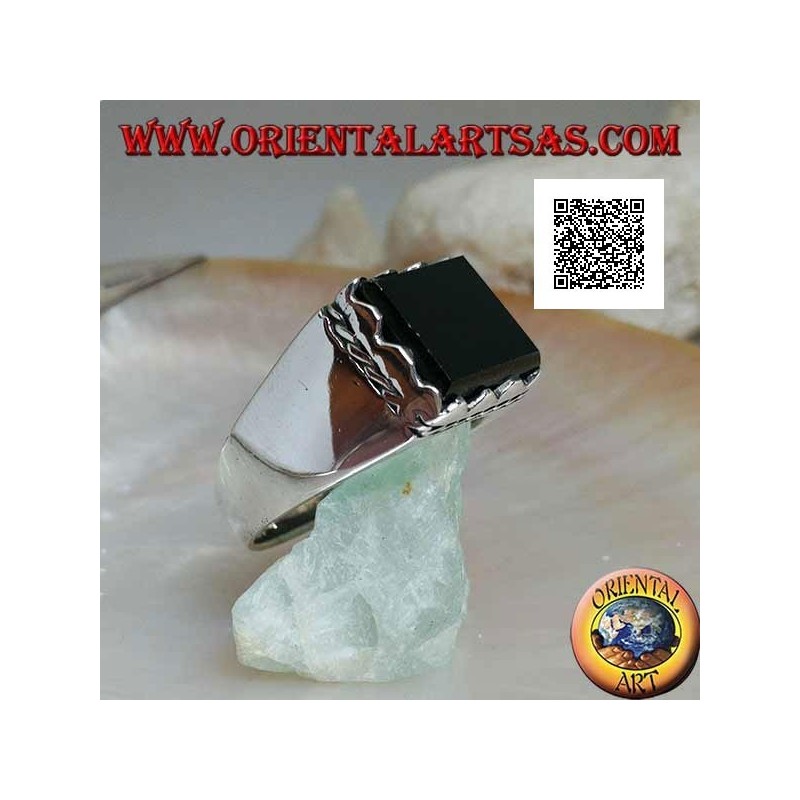 Anello in argento con onice rettangolare rialzata incorniciata e cordino laterale