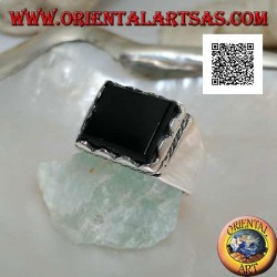 Anillo de plata con ónix rectangular en relieve enmarcado y cordón lateral