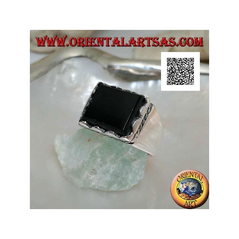 Bague en argent avec cadre onyx rectangulaire en relief et cordon latéral