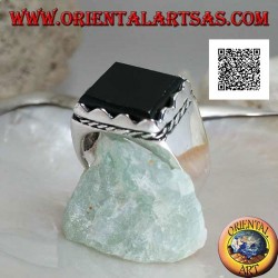 Bague en argent avec cadre onyx rectangulaire en relief et cordon latéral
