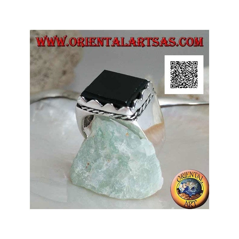 Anillo de plata con ónix rectangular en relieve enmarcado y cordón lateral