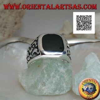 Bague en argent avec onyx rectangulaire arrondi et lunes découpées sur les côtés