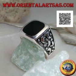 Anillo de plata con ónix rectangular redondeado y lunas cortadas a los lados