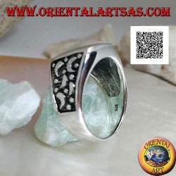 Anillo de plata con ónix rectangular redondeado y lunas cortadas a los lados