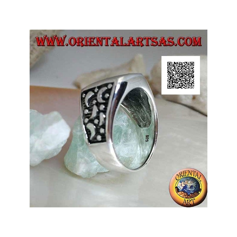 Anello in argento con onice rettangolare tondeggiante e lune tagliate sui lati