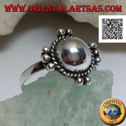 Bague en argent avec hémisphère lisse entouré d'entrelacs et de boules sur les quatre points cardinaux