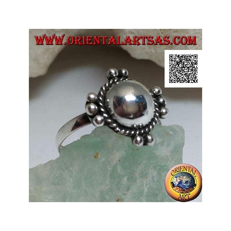 Bague en argent avec hémisphère lisse entouré d'entrelacs et de boules sur les quatre points cardinaux