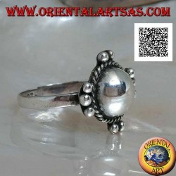 Bague en argent avec hémisphère lisse entouré d'entrelacs et de boules sur les quatre points cardinaux