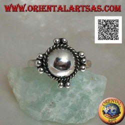 Bague en argent avec hémisphère lisse entouré d'entrelacs et de boules sur les quatre points cardinaux