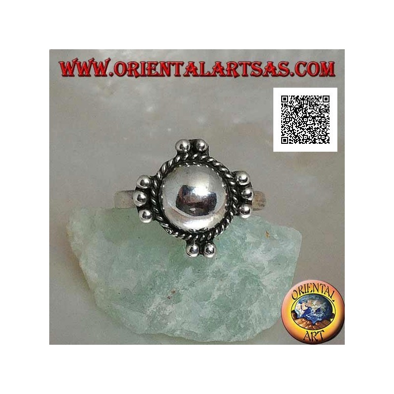 Bague en argent avec hémisphère lisse entouré d'entrelacs et de boules sur les quatre points cardinaux