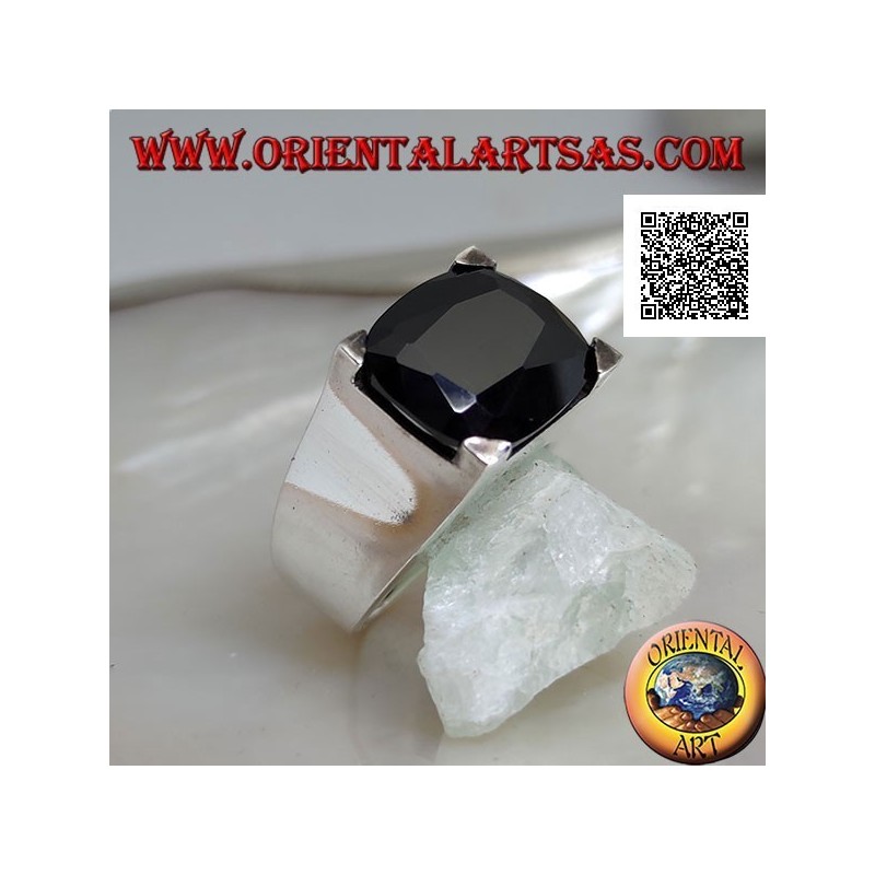 Anello in argento rodiato con zircone spinello ovale trasverso incastonato in un rettangolo