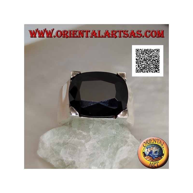 Anello in argento rodiato con zircone spinello ovale trasverso incastonato in un rettangolo