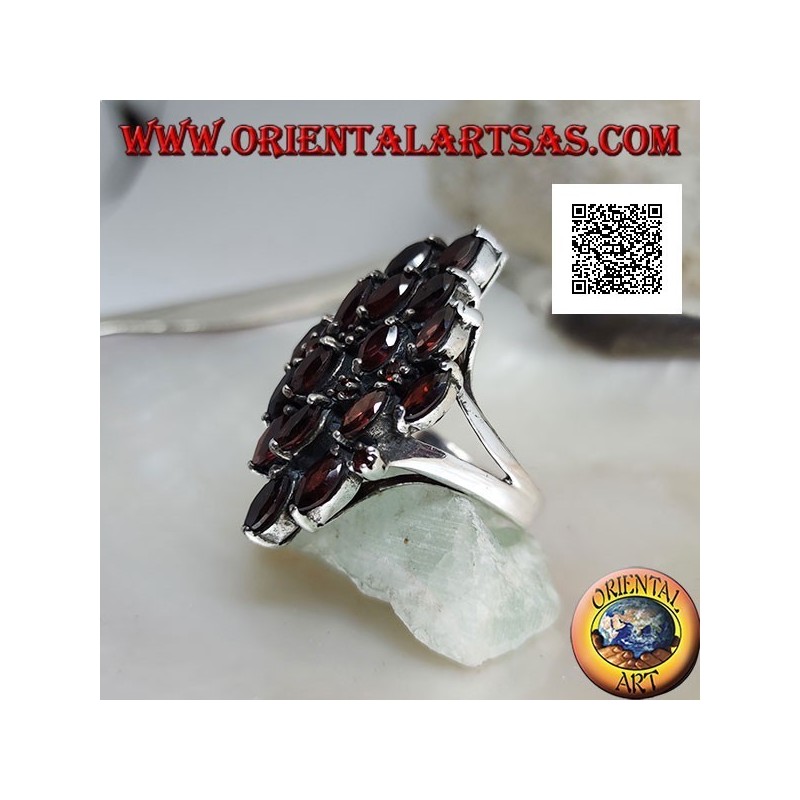 Anello in argento romboidale con 16 granati a navetta alternati da piccoli granati tondi