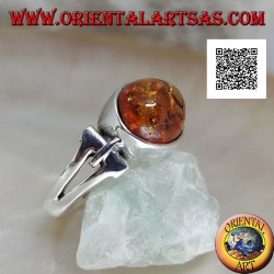 Anillo de plata con cabujón ovalado de ámbar en cruz con agujero triangular alargado