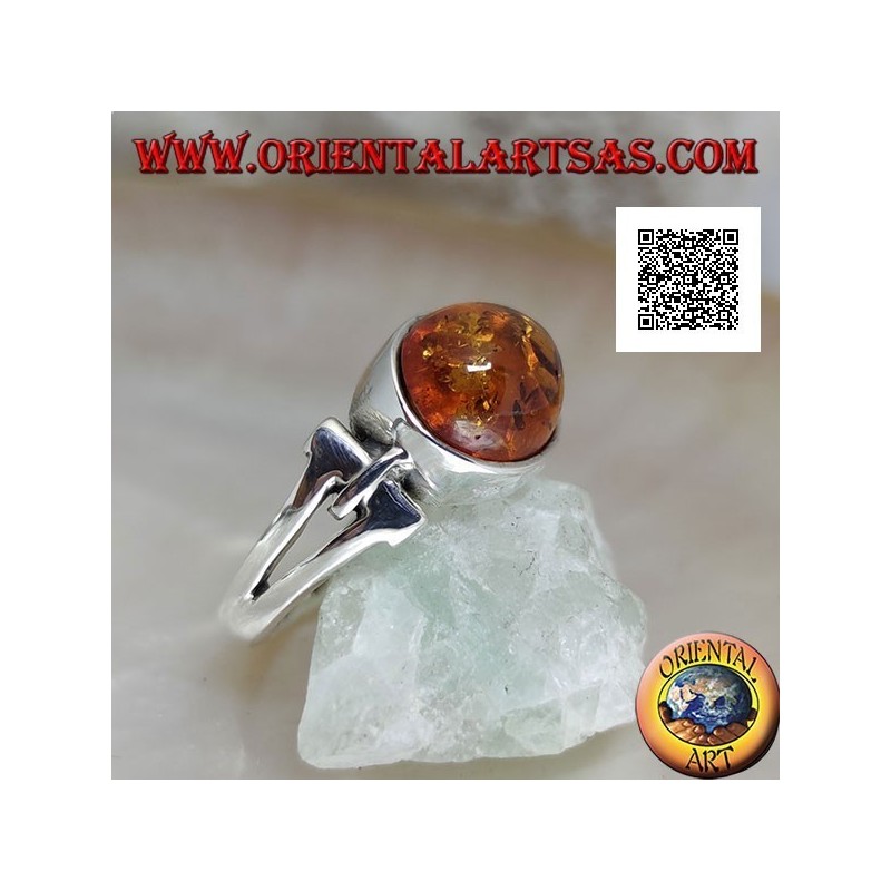 Anello in argento con ambra ovale cabochon di traverso con traforo triangolare allungato