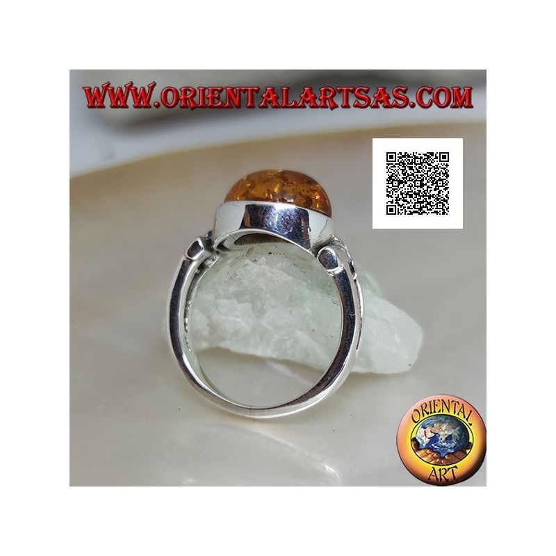 Anillo de plata con cabujón ovalado de ámbar en cruz con agujero triangular alargado