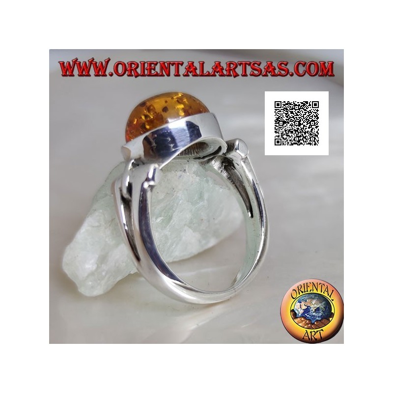 Anillo de plata con cabujón ovalado de ámbar en cruz con agujero triangular alargado