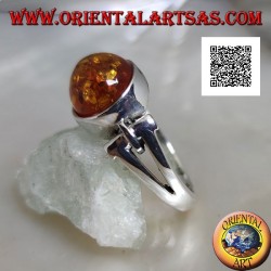 Anillo de plata con cabujón ovalado de ámbar en cruz con agujero triangular alargado