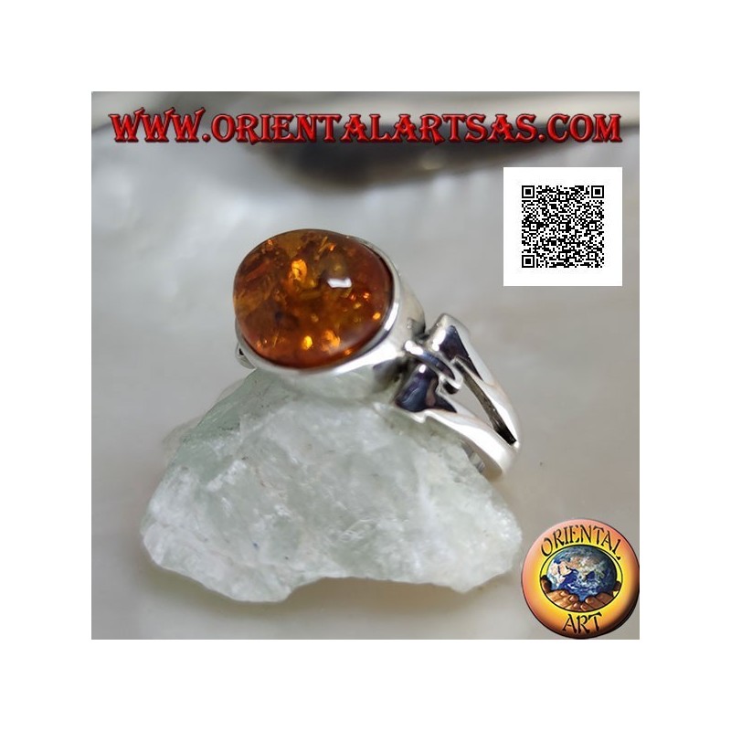 Anillo de plata con cabujón ovalado de ámbar en cruz con agujero triangular alargado