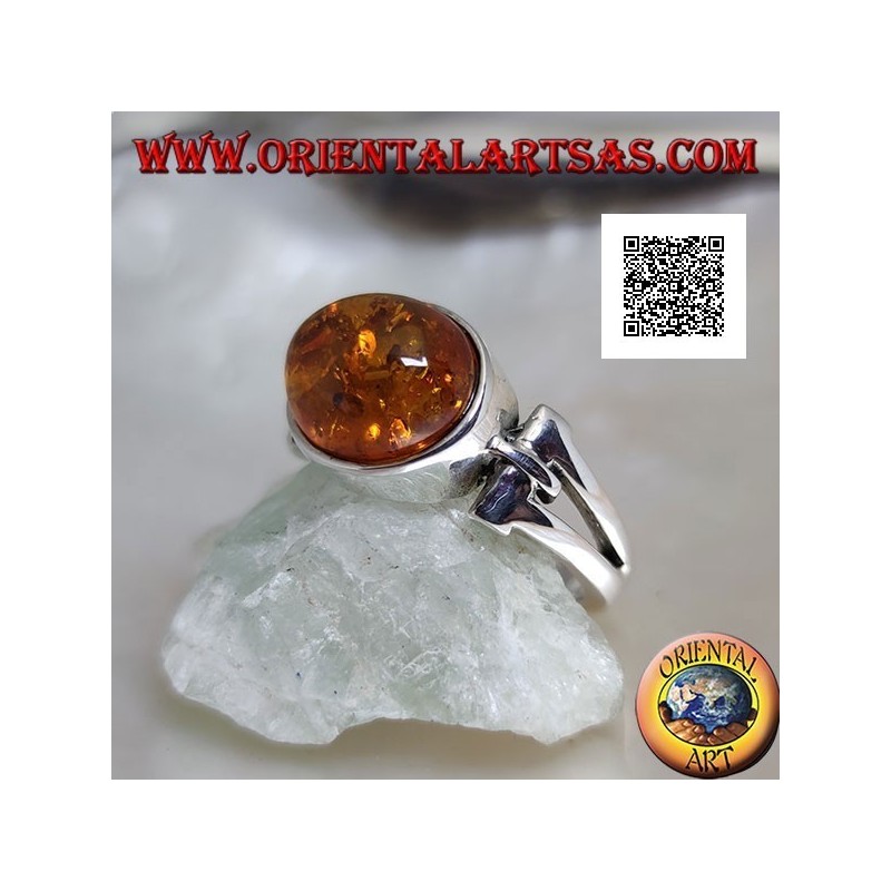 Anillo de plata con cabujón ovalado de ámbar en cruz con agujero triangular alargado
