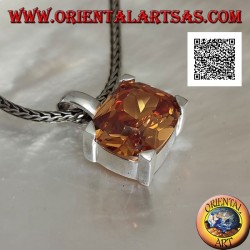 Colgante de plata rodiada con circonita champán ovalada transversal engastada en un rectángulo