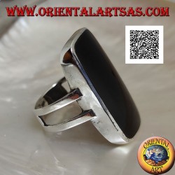 Bague en argent avec grand onyx biseauté rectangulaire sur monture lisse avec ouverture latérale