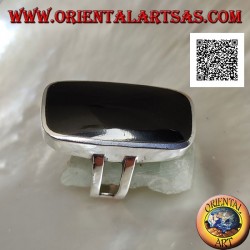 Bague en argent avec grand onyx biseauté rectangulaire sur monture lisse avec ouverture latérale