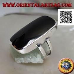 Anillo de plata con gran ónix rectangular biselado sobre marco liso con abertura lateral