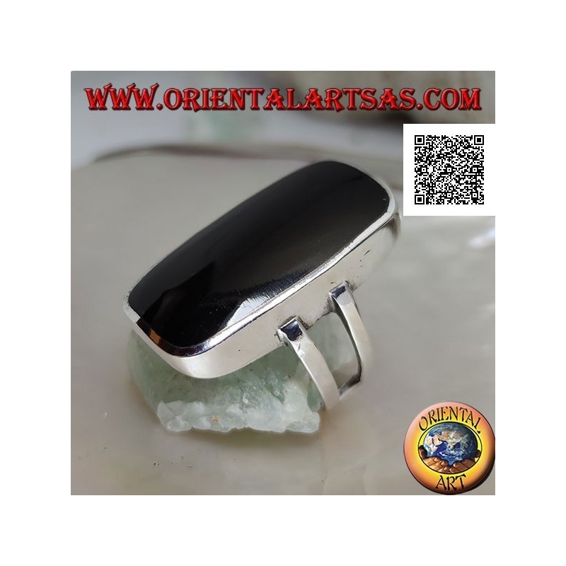 Anillo de plata con gran ónix rectangular biselado sobre marco liso con abertura lateral