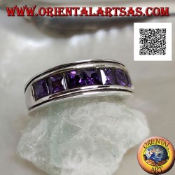 Anillo de plata con banda bañada en rodio con una hilera de circonitas cuadradas color amatista