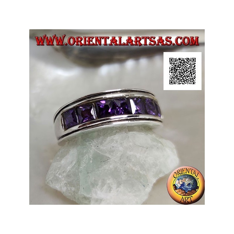 Bague en argent avec bande plaquée rhodium avec une rangée de zircons carrés couleur améthyste