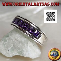 Silberring mit rhodiniertem Band mit einer Reihe amethystfarbener quadratischer Zirkone