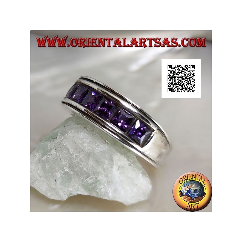 Bague en argent avec bande plaquée rhodium avec une rangée de zircons carrés couleur améthyste
