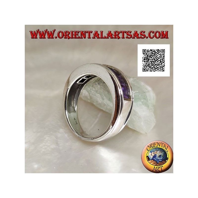 Anello in argento a fascia rodiato con una fila di zirconi quadrati color ametista