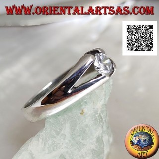 Bague solitaire en argent avec zircon rond blanc serti de quatre bras et ajouré sur les côtés