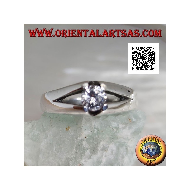 Bague solitaire en argent avec zircon rond blanc serti de quatre bras et ajouré sur les côtés