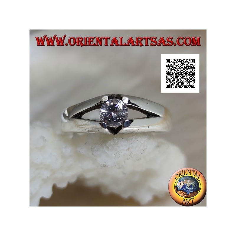 Bague solitaire en argent avec zircon rond blanc serti de quatre bras et ajouré sur les côtés