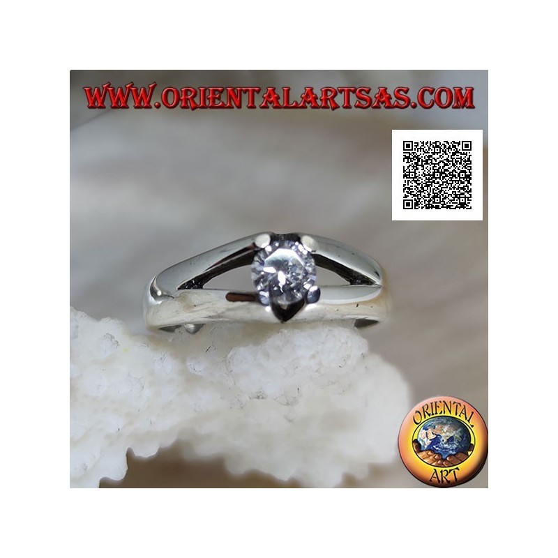 Anillo solitario de plata con circonitas blancas redondas engastadas con cuatro brazos y calado en los laterales