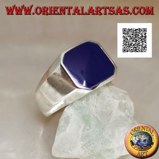Anillo de plata con ágata azul biselada cuadrada al ras con el borde en un entorno suave