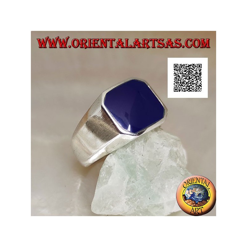 Bague en argent avec agate bleue biseautée carrée au ras du bord sur un sertissage lisse