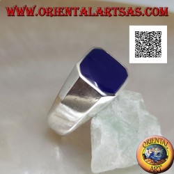 Silberring mit quadratisch abgeschrägtem blauem Achat bündig mit der Kante auf einer glatten Einstellung