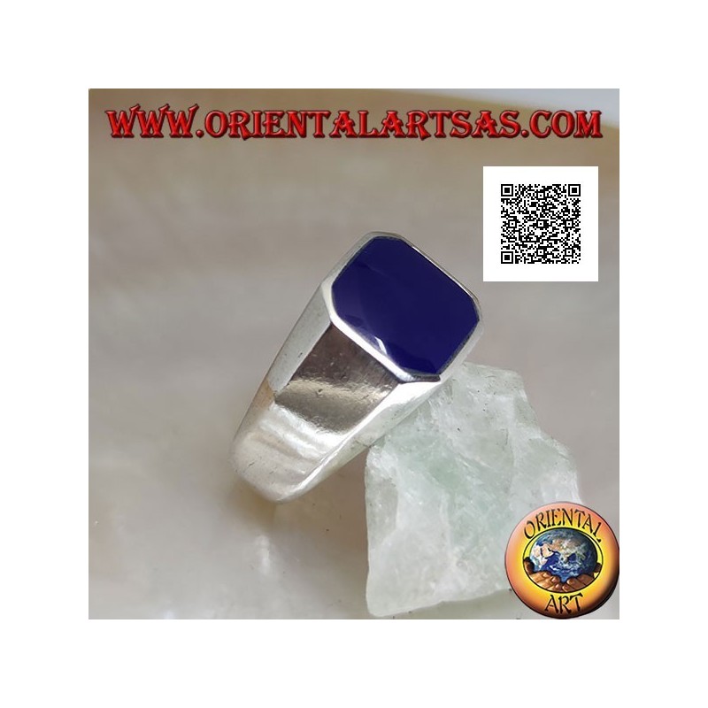 Anillo de plata con ágata azul biselada cuadrada al ras con el borde en un entorno suave