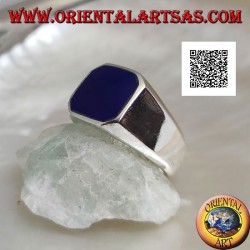 Anillo de plata con ágata azul biselada cuadrada al ras con el borde en un entorno suave